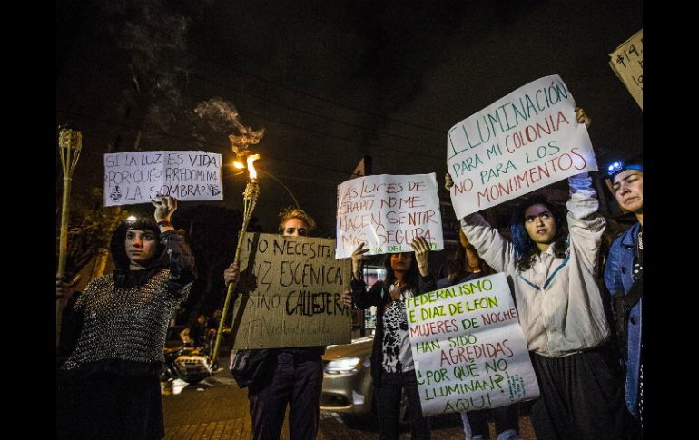 Las inconformes mostraron letreros demandando mayor iluminación en colonias como Santa Tere y el Centro. EL INFORMADOR / A. Hernández