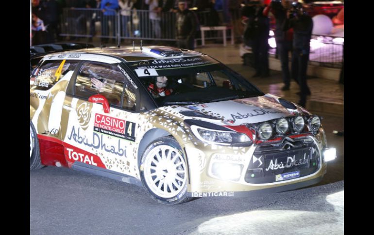 A bordo de su Citroen, Sebastien Loeb realiza uno de sus recorridos cronometrados en Montecarlo. AFP / V. Hachie