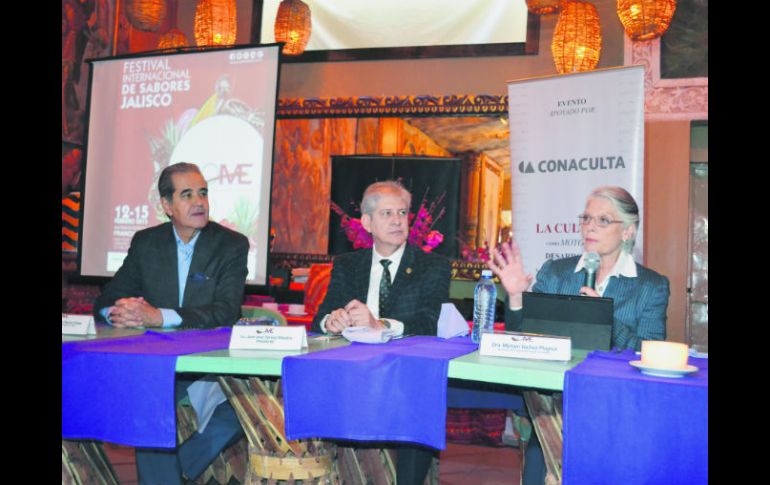 Presentación. Enrique Ramos, secretario de Turismo; Juan José Tamayo, presidente CANIRAC y Myriam Vachez, secretaria de Cultura. ESPECIAL / Secretaría de Cultura Jalisco