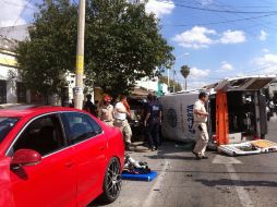 El hecho dejó lesionados al conductor del auto rojo, al chofer de la ambulancia y a los tripulantes. ESPECIAL /