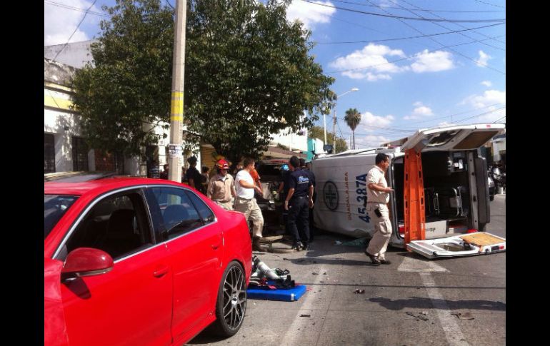 El hecho dejó lesionados al conductor del auto rojo, al chofer de la ambulancia y a los tripulantes. ESPECIAL /