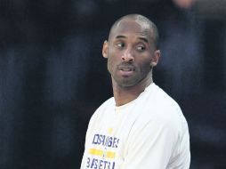 Kobe Bryant observa desde la banca el partido entre Lakers y Nueva Orleans el miércoles pasado, después de salir lesionado. EFE / M. Nelson