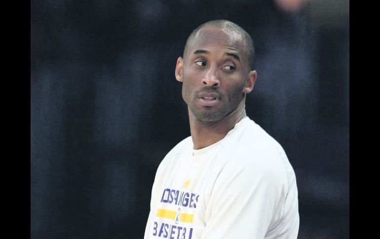 Kobe Bryant observa desde la banca el partido entre Lakers y Nueva Orleans el miércoles pasado, después de salir lesionado. EFE / M. Nelson