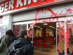 Manifestantes afuera del local donde fue golpeado el niño sirio. AFP / A. Altan