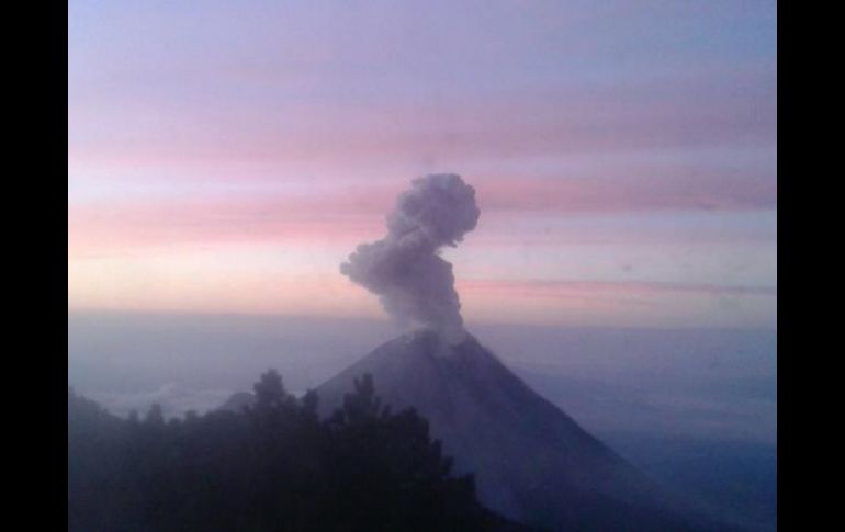 Protección Civil de Jalisco informa que el Volcán de Colima emitió durante la mañana de este sábado dos exhalaciones. TWITTER / ‏@PCJalisco