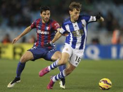 El centrocampista de la Real Sociedad, Sergio Canales (d) disputa el balón con el defensa del Eibar, Eneko Bóveda (i). EFE / J. Herrero