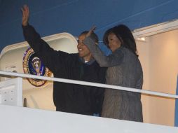 Barack Obama y Michelle Obama a bordo del Air Force One antes de salir de la Base Andrews de la Fuerza Aérea en Maryland. AFP / S. Loeb