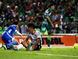 Barragán, delantero del Atlas, observa la jugada, ya sin posibilidades de hacer daño en la portería defendida por Óscar Jiménez. MEXSPORT / N. García