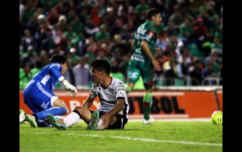 Barragán, delantero del Atlas, observa la jugada, ya sin posibilidades de hacer daño en la portería defendida por Óscar Jiménez. MEXSPORT / N. García