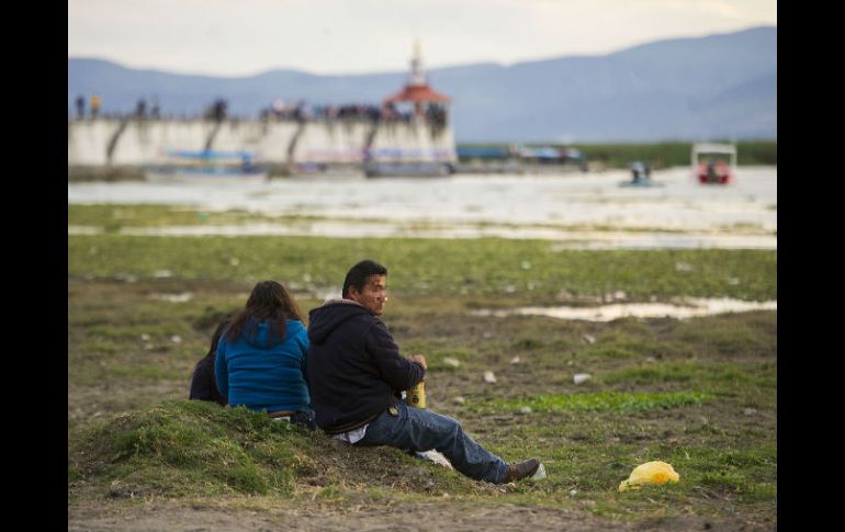 En la fotografía aparecen algunas personas consumiendo bebidas embriagantes en la zona seca del lago de Chapala. EL INFORMADOR / J. Mendoza