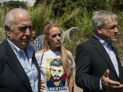 El colombiano Andrés Pastrana y el chileno Sebastián Piñera junto a la esposa de Leopoldo, tras serles negado el acceso al penal. EFE / S. Donaire