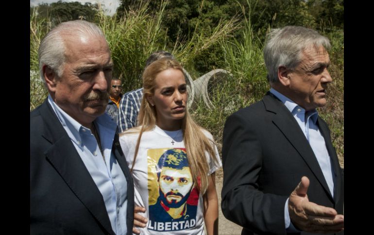 El colombiano Andrés Pastrana y el chileno Sebastián Piñera junto a la esposa de Leopoldo, tras serles negado el acceso al penal. EFE / S. Donaire