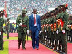 Tras hacer su juramento como nuevo presidente del país, Edgar Lungu (c) pasa frente a la guardia de honor. AFP / S. Dawood