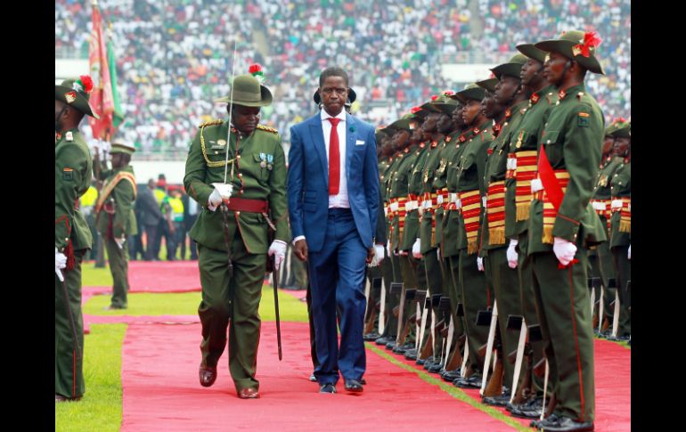 Tras hacer su juramento como nuevo presidente del país, Edgar Lungu (c) pasa frente a la guardia de honor. AFP / S. Dawood