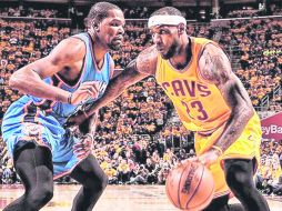 DUELO DE TITANES. Kevin Durant (izquierda), de los Thunder, no pudo detener a Lebron James (derecha), de Cavaliers. AFP /