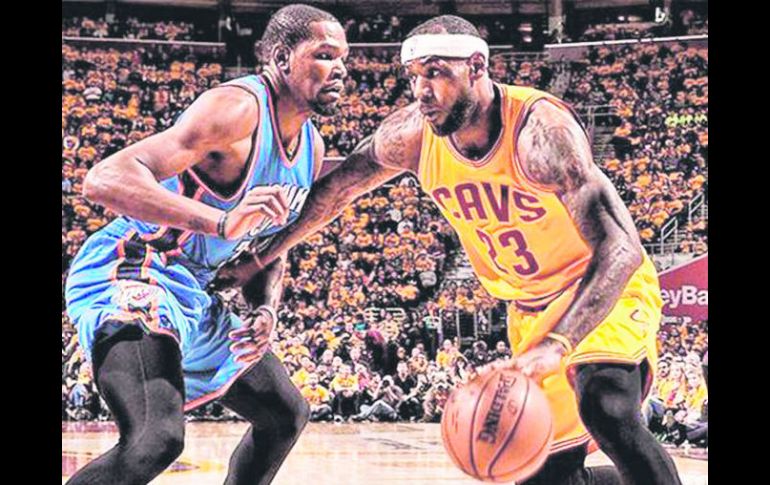 DUELO DE TITANES. Kevin Durant (izquierda), de los Thunder, no pudo detener a Lebron James (derecha), de Cavaliers. AFP /