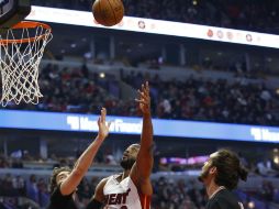 Gancho. Pau Gasol (izquierda) y Joakim Noah (derecha), de Bulls, intentan detener, sin éxito, a Dwyane Wade (centro). EFE /