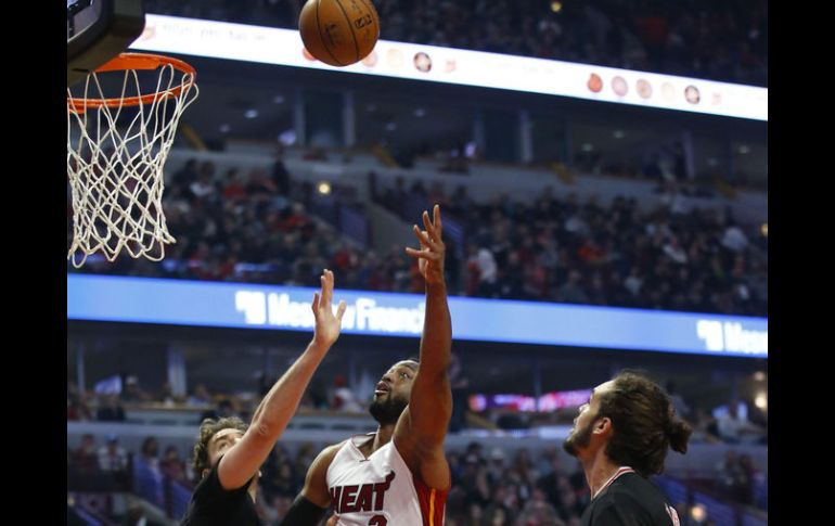 Gancho. Pau Gasol (izquierda) y Joakim Noah (derecha), de Bulls, intentan detener, sin éxito, a Dwyane Wade (centro). EFE /