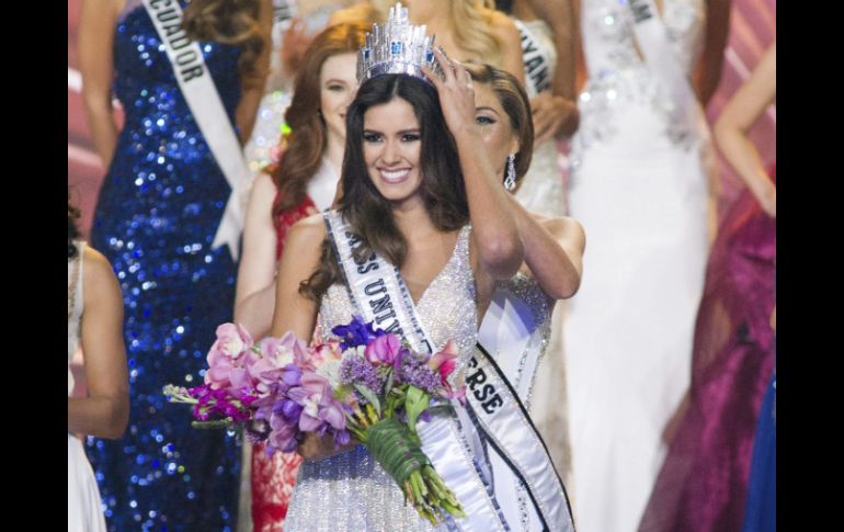 Santos felicitó a Vega minutos después de que concluyera la ceremonia. EFE / Miss Universe