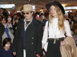 Depp arriba a la capital japonesa acompañado por su prometida, la actriz Amber Heard. AP / S. Kambayashi