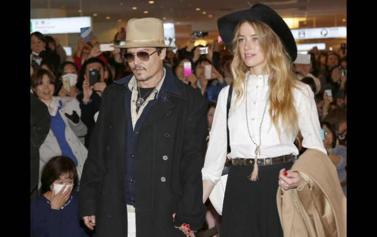 Depp arriba a la capital japonesa acompañado por su prometida, la actriz Amber Heard. AP / S. Kambayashi