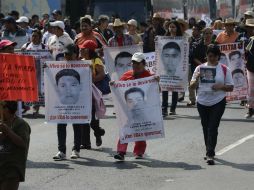 Con los maestros de Oaxaca marchan un grupo de familiares de los normalistas de Ayotzinapa. AFP / A. Estrella