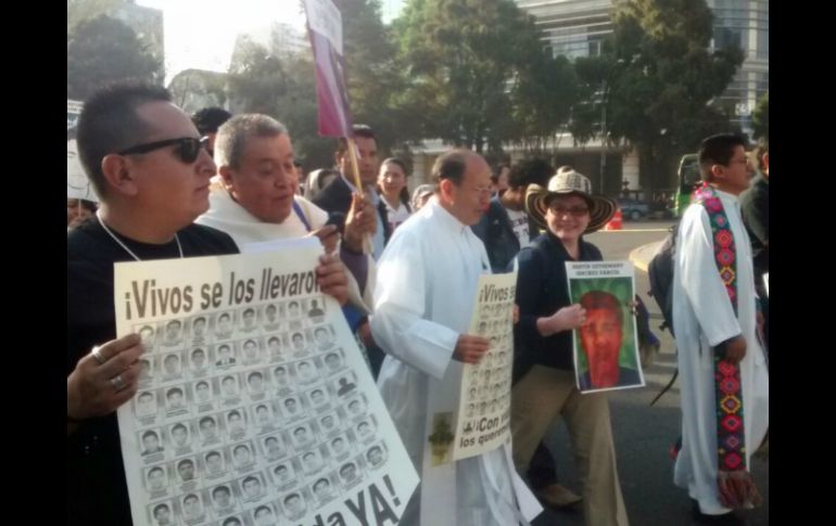 Solalinde se une a las protestas que se realizan en la Ciudad de México por los cuatro meses de la desaparición de los estudiantes. SUN / J. Boites