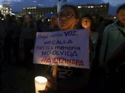 Contingentes de diferentes organizaciones llegaron en marcha desde varios puntos para exigir la aparición de los normalistas. AFP / A. Estrella