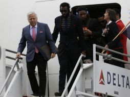 Robert Kraft lllegó junto a su equipo a Arizona, donde se realizará el Super Bowl XLIX. AP / D. Phillip