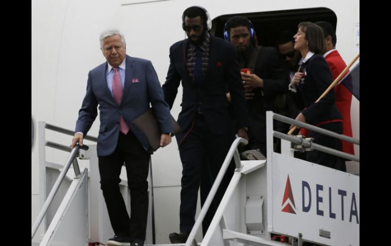 Robert Kraft lllegó junto a su equipo a Arizona, donde se realizará el Super Bowl XLIX. AP / D. Phillip