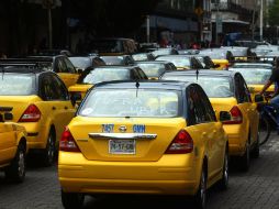 Taxistas bloquearon la tarde de este lunes avenida Juárez para exigir el retiro de los taxis 'piratas'. EL INFORMADOR / E. Barrera