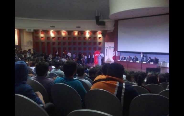 Tras más de media hora de informe, cerca de 30 estudiantes decidieron abandonar el auditorio. TWITTER / @FEU_UdeG