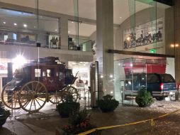 El auto aún estaba incrustado en las puertas del museo Wells Fargo cuando llegó la policía. AP / K. Bender