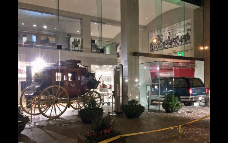 El auto aún estaba incrustado en las puertas del museo Wells Fargo cuando llegó la policía. AP / K. Bender