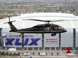 Un Black Hawk sobrevuela el Estadio de la Universidad de Phoenix donde se realizará el Super Bowl. AP / R. Franklin