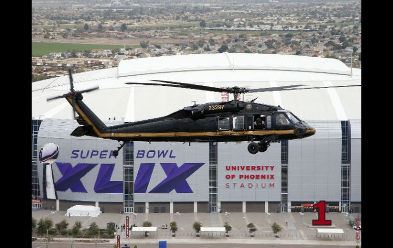 Un Black Hawk sobrevuela el Estadio de la Universidad de Phoenix donde se realizará el Super Bowl. AP / R. Franklin