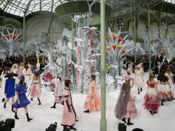 El escenario que imita un invernadero tropical en el Gran Palais de París, está inspirado en los libros “pop up”. EFE / I. Langsdon