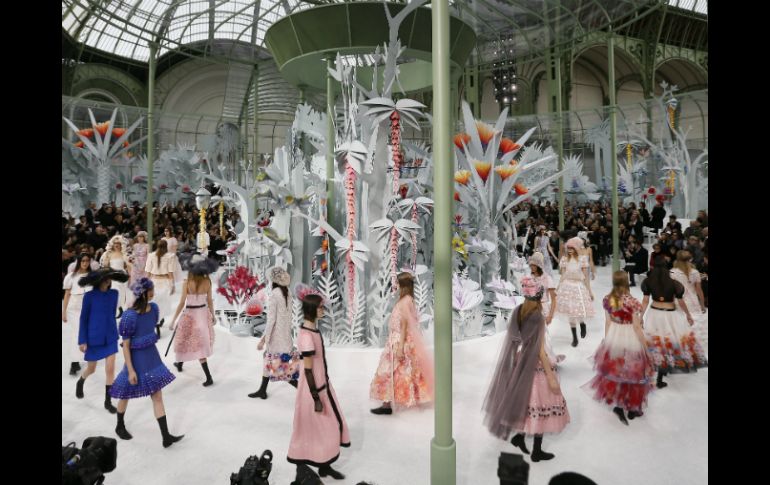 El escenario que imita un invernadero tropical en el Gran Palais de París, está inspirado en los libros “pop up”. EFE / I. Langsdon