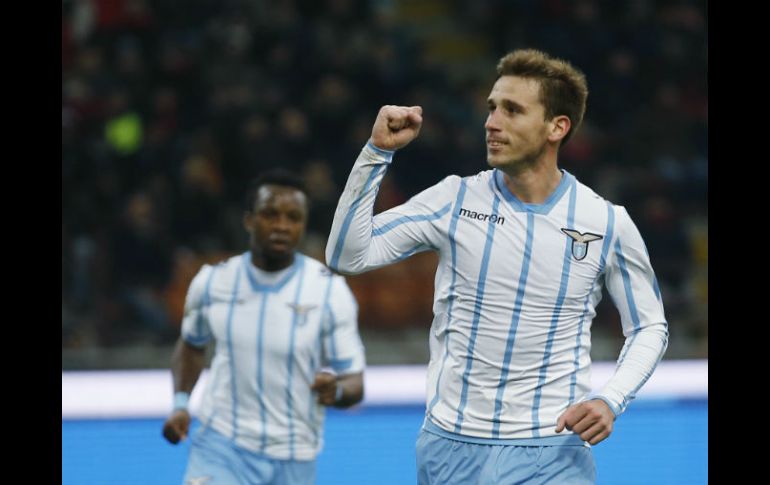 El volante argentino Lucas Biglia anotó de penalti el gol del triunfo romano en San Siro. AP /  L. Bruno