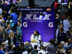 Richard Sherman, esquinero de los Halcones Marinos de Seattle, atiende a la prensa en el Día de Medios, previo al Super Bowl XLIX. AFP / R. Carr