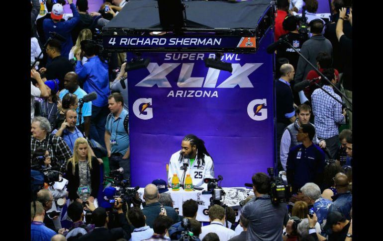 Richard Sherman, esquinero de los Halcones Marinos de Seattle, atiende a la prensa en el Día de Medios, previo al Super Bowl XLIX. AFP / R. Carr