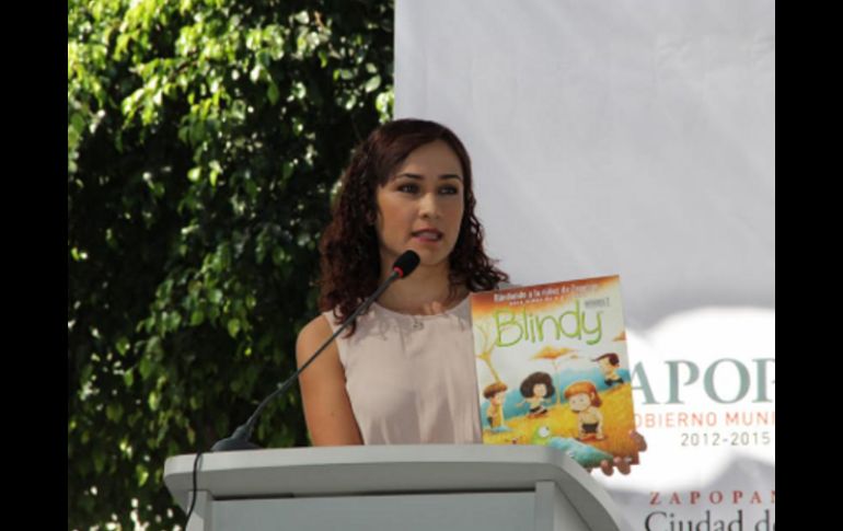 La presidenta del DIF en Zapopan, Vania Citlalli de Dios en la entrega de libros a escuelas de Zapopan. ESPECIAL / zapopan.gob.mx