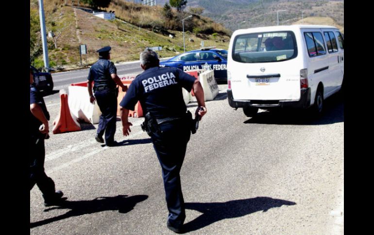 Los normalistas denunciaron que los policías federales les echaron gases lacrimógenos. SUN / J. Ríos