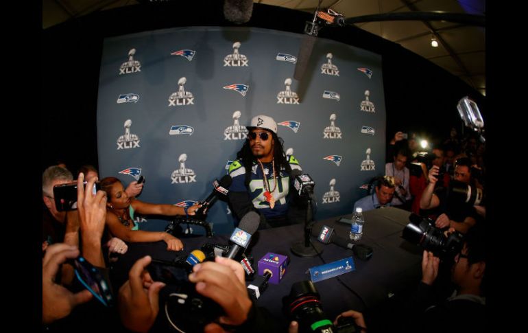 Marshawn Lynch volvió a estar rodeado de representantes de medios de comunicación, pero su actitud fue la misma del 'Media Day'. AFP / C. Petersen