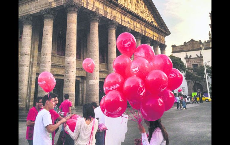 Guadalajara prohíbe el reparto de propaganda en el Centro Histórico, pero se han detectado a grupos repartiendo propaganda. EL INFORMADOR / O. García