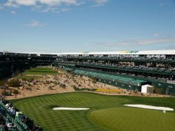 Vista del hoyo 16 del campo TPC Scottsdale, que se caracteriza por la cercanía de las gradas. AFP / S. Halleran