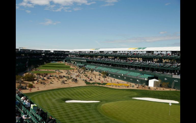 Vista del hoyo 16 del campo TPC Scottsdale, que se caracteriza por la cercanía de las gradas. AFP / S. Halleran