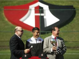 El presidente del Atlas, Gustavo Guzmán, y el dirigente de Clubes Atlas, Eugenio Ruiz, recibieron el trofeo del campeonato Sub-15. EL INFORMADOR / J. Mendoza