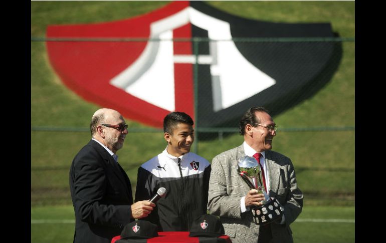 El presidente del Atlas, Gustavo Guzmán, y el dirigente de Clubes Atlas, Eugenio Ruiz, recibieron el trofeo del campeonato Sub-15. EL INFORMADOR / J. Mendoza