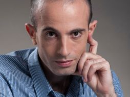 Yuval Noah Harari utiliza la biología, la antropología y otras ciencias para responder el porqué de las sociedades y creencias humanas. YOUTUBE /  YuvalNoahHarari